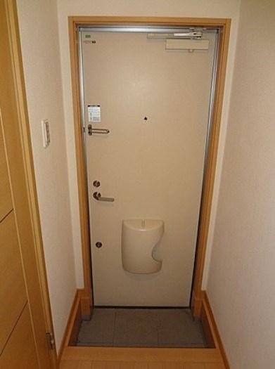 クローバーハイツの玄関