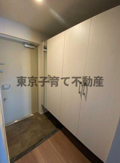 パークキューブ上野桜木の玄関