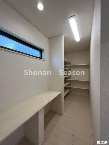 【洋室】 | メイン居室には大型「WIC」が完備されております♪
作業台もあるので、家事はもちろん！ワークスペースとしても使い勝手良好ですよ。