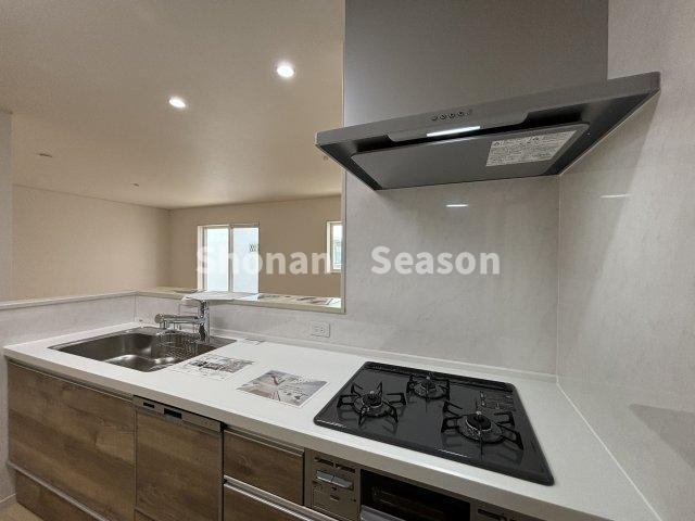 【キッチン】 | 調理時短に繋がる3口コンロにグリル付き◎
食後の家事負担を軽減「食洗機」も完備されております♪