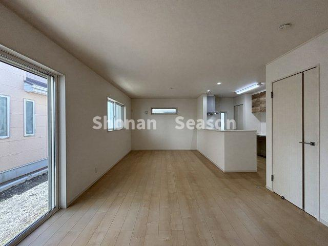 【居間・リビング】 | お庭に繋がるリビングは、屋外に出やすく開放感も良好です♪
陽光がたっぷり降り注ぎ、有意義な時間が過ごせそうですね。