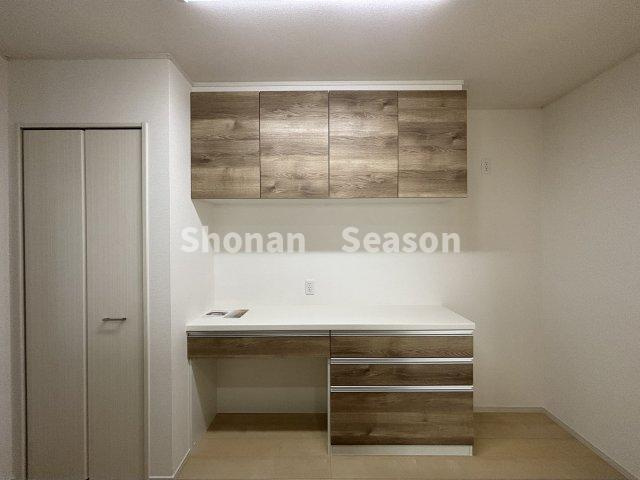 【収納】 | 十分な収納量のあるカップボードに＋αパントリーが併設◎
常温保存可能な食材やペットボトル・備蓄品の収納にも重宝しますよ♪
