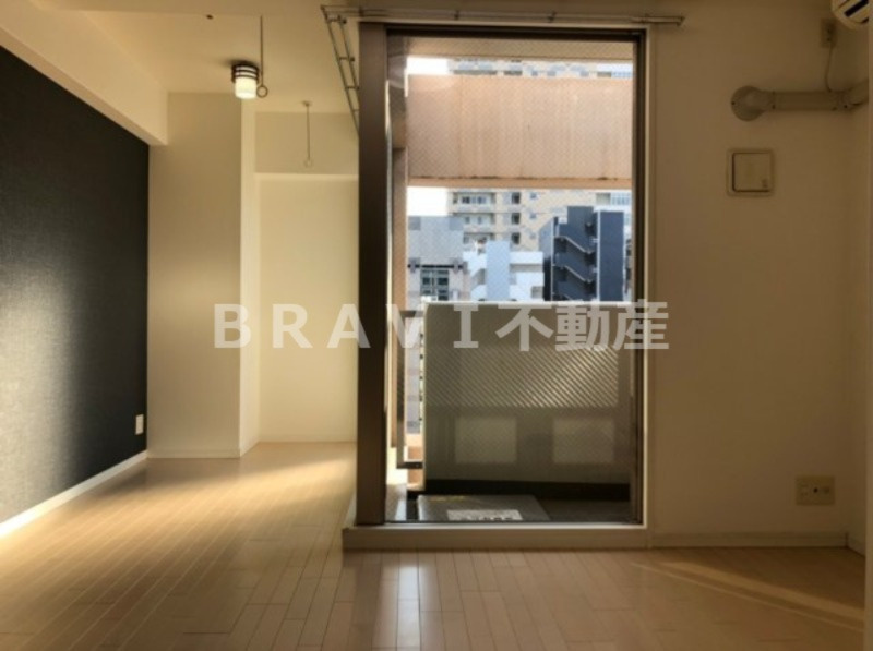 クレアート大手前グランアクシア　BRAVI不動産の居間・リビング|【クレアート大手前グランアクシア】窓が広く明るいお部屋です
