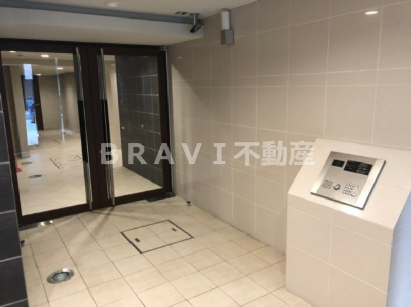 クレアート大手前グランアクシア　BRAVI不動産のエントランス|【クレアート大手前グランアクシア】防犯カメラもあり安心のエントランス