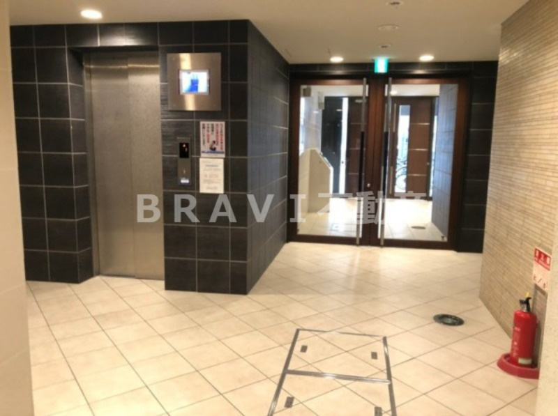 クレアート大手前グランアクシア　BRAVI不動産のロビー|【クレアート大手前グランアクシア】エレベーターも防犯カメラ付きで安心