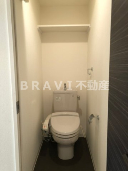 クレアート大手前グランアクシア　BRAVI不動産のトイレ|【クレアート大手前グランアクシア】棚のある温水洗浄便座