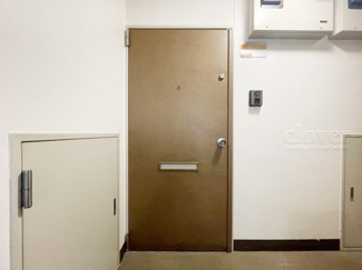 【その他共用部分】 | 皆様をお迎えする、お部屋の玄関ドア。開けやすさや開放角度、ドアノブの操作しやすさや鍵の形状などを、現地で一度ご確認ください。～即日のご見学可能～　お問合せはお気軽にどうぞ。