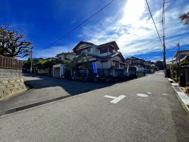 熊取町希望が丘1丁目　建築条件なし土地の前面道路含む現地写真|≪建築条件無土地！お好きなハウスメーカーで建築可能です！≫
土地約64.87坪の北西角地のお土地！