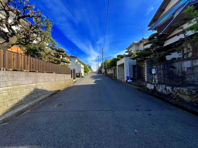 熊取町希望が丘1丁目　建築条件なし土地の前面道路含む現地写真|前道広々約6.35ｍ×約6.35ｍ！小・中学校が徒歩圏内！