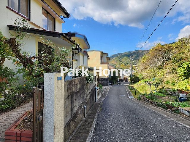 高知市一宮東町4丁目　中古戸建ての前面道路含む現地写真