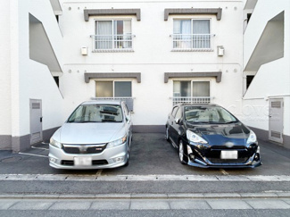 【駐車場】 | マンションの駐車場スペース。空きの有無や駐車料金、サイズ規定などについては、改めてお問い合わせください。～即日のご見学可能～　お問合せはお気軽にどうぞ。