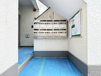 【エントランス】 | お客様を、そして住人を出迎えてくれるマンションのエントランス。ゴミが落ちていないことからも、管理状態の良さや住民の節度の高さが見て取れます。～即日のご見学可能～　お問合せはお気軽にどうぞ。
