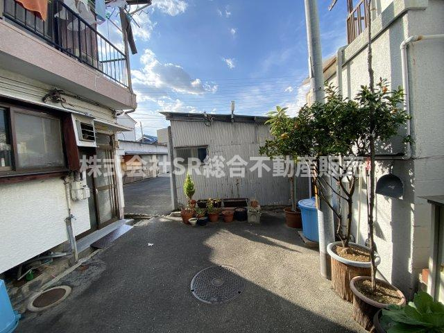 日下町5丁目中古テラスハウスの前面道路含む現地写真|前面道路含む現地写真です