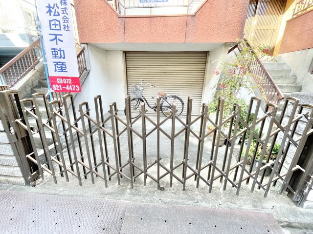 寝屋川市長栄寺町　中古一戸建ての駐車場|カースペースがあります