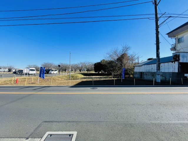 敷地面積35坪　売地　狭山市柏原の前面道路含む現地写真|前面道路：西側幅員７．８ｍ公道、２０ｍ以上の接道です！使い勝手が良いです♪