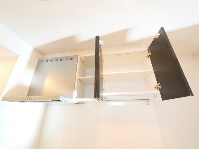 ヒカルサ奈良大森西ノースの設備|キッチン上部の収納棚と換気扇です