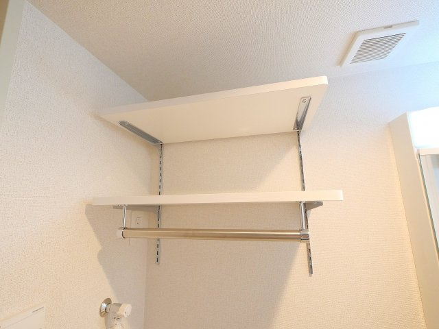 ヒカルサ奈良大森西ノースの設備|洗面所横に収納棚があります