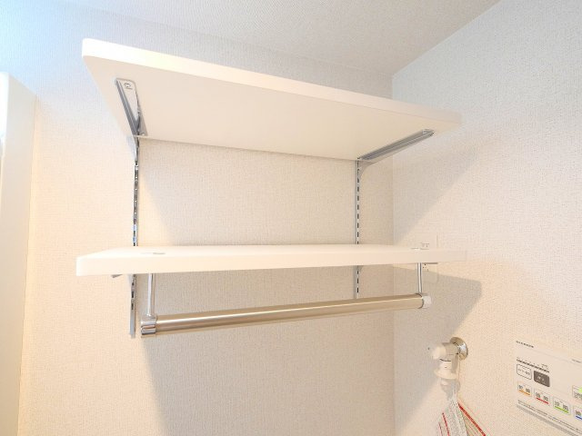 ヒカルサ奈良大森西ノースの洗面所|洗面所横に収納ラックがあります