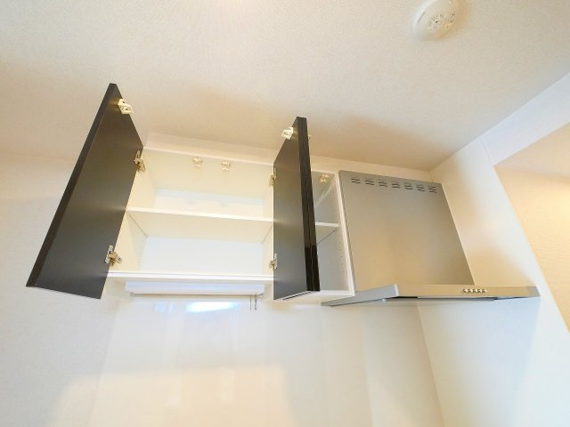 ヒカルサ奈良大森西ノースのキッチン|キッチン上部に収納棚と換気扇があります