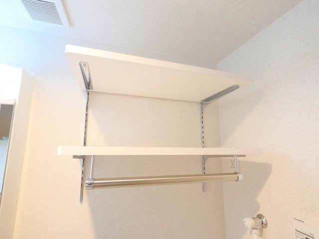 ヒカルサ奈良大森西ノースの洗面所|洗面所横に収納ラックがあります