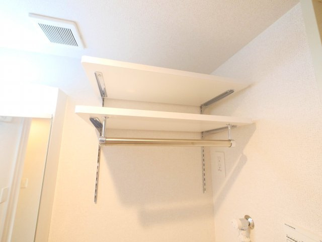 ヒカルサ奈良大森西ノースの洗面所|洗面所横に収納ラックがあります