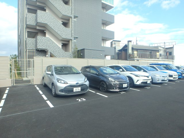 アルファステイツ老松小南の駐車場