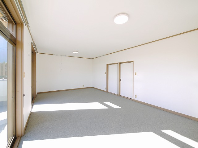 アンソレイユ軽井沢町の洋室|2階の明るい洋室です