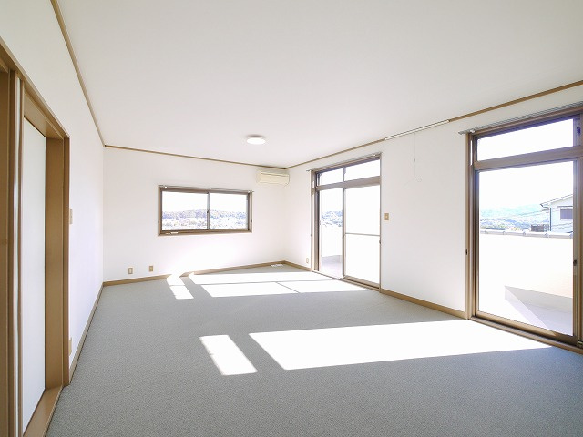 アンソレイユ軽井沢町の洋室|2階の広々とした洋室