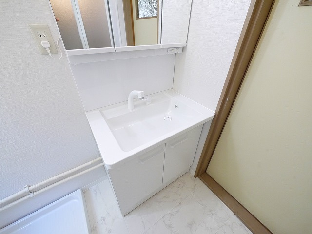 アンソレイユ軽井沢町の独立洗面台|三面鏡のシャンプードレッサー
