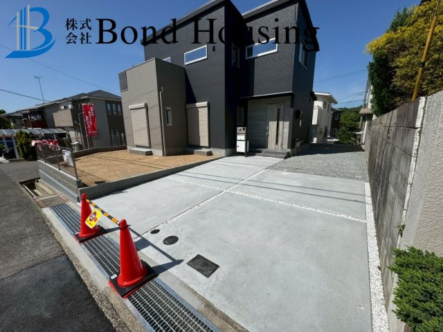 乾太くん標準装備　角地物件　桜が丘東町第3　新築戸建の前面道路含む現地写真