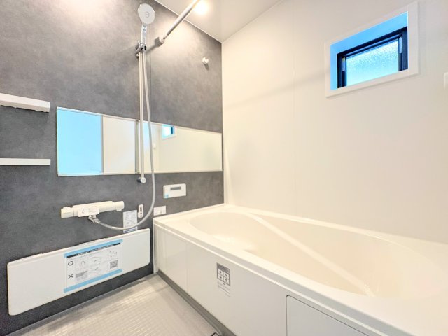 【浴室】 | ◇◆横浜市青葉区若草台2期_2号棟◆◇ | ◆モダンデザインの空間が気持ちよさを高めてくれるバスルーム。すっきりとした清潔感の中に都会的なセンスが感じられ、心身をリフレッシュできる寛ぎを深めてくれるスペースです。