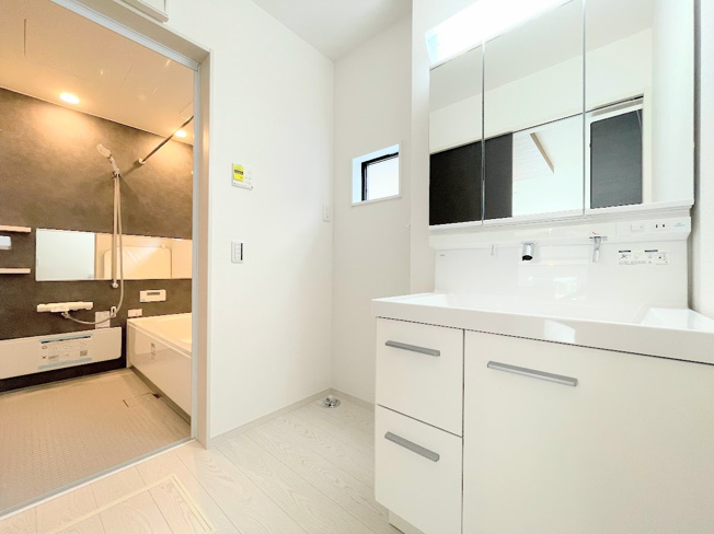 【独立洗面台】 | ◇◆横浜市青葉区若草台2期_2号棟◆◇ | ◆毎日使う場所だから、機能的で使いやすさに配慮したパウダールーム。すっきりと使えるように収納も豊富にご用意しています。