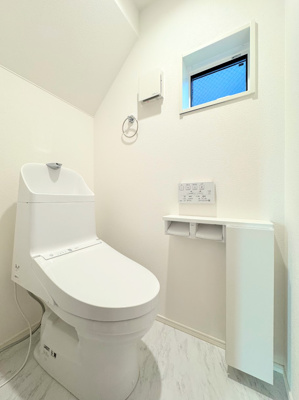 【トイレ】 | ◇◆横浜市青葉区若草台2期_2号棟◆◇ | ◆清潔感のある白を基調とした落ち着ける空間。小窓をもうけていますので、こもりやすい空気の入れ替えも簡単に行えますね！