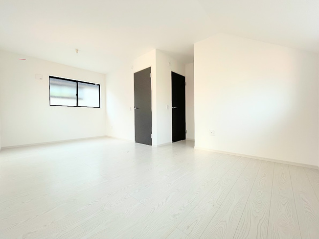 【洋室】 | ◇◆横浜市青葉区若草台2期_2号棟◆◇ | ◆室内はいつも明るい印象なので気持ちの良い朝を迎えられます。各部屋にはクローゼットを完備しており、収納が多いお家はすっきりして快適空間です。