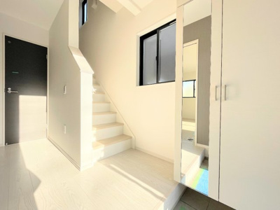 【玄関】 | ◇◆横浜市青葉区若草台2期_2号棟◆◇ | ◆明るい玄関です！散らかりやすい玄関もスッキリする大容量のシューズボックス付き。