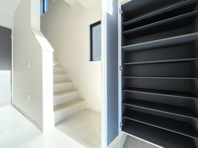 【玄関】 | ◇◆横浜市青葉区若草台2期_2号棟◆◇ | ◆玄関に入り、そのまま土間を進んだ先にあるシューズクロークは、ドアで目隠しされていて、玄関まわりをすっきりした印象に保てます。