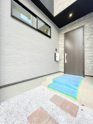 【玄関】 | ◇◆横浜市青葉区若草台2期_2号棟◆◇ | ◆光の渦が溢れた明るい玄関ホール。「おかえり」と「ただいま」が交差するお家の顔とも言える場所は爽やかで心地良い空間となっています。