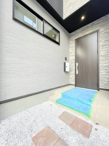 【玄関】 | ◇◆横浜市青葉区若草台2期_2号棟◆◇ | ◆光の渦が溢れた明るい玄関ホール。「おかえり」と「ただいま」が交差するお家の顔とも言える場所は爽やかで心地良い空間となっています。