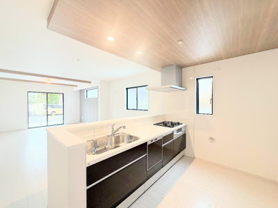 【居間・リビング】 | ◇◆横浜市青葉区若草台2期_2号棟◆◇ | ◆一家だんらんのスペースとなるＬＤＫ。窓から明るい光が差し込み、思わず家族の会話も弾む快適な空間。