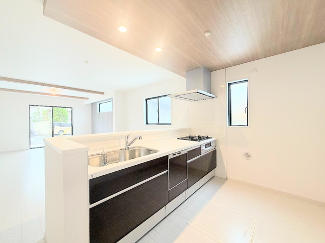 【キッチン】 | ◇◆横浜市青葉区若草台2期_2号棟◆◇ | ◆一家だんらんのスペースとなるＬＤＫ。窓から明るい光が差し込み、思わず家族の会話も弾む快適な空間。