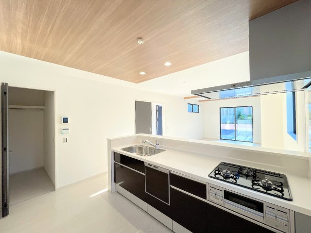 【キッチン】 | ◇◆横浜市青葉区若草台2期_2号棟◆◇ | ◆キッチンからダイニングやリビングが見渡せるキッチン。料理をしながら家族とコミュニケーションをとれるだけでなく、大きな開放感も得られることができます。