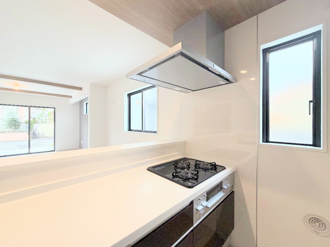 【キッチン】 | ◇◆横浜市青葉区若草台2期_2号棟◆◇ | ◆デザイン性と機能性を兼ね備えたキッチンです。リビングスペースとの一体感が生まれ、広々空間を演出してくれます。