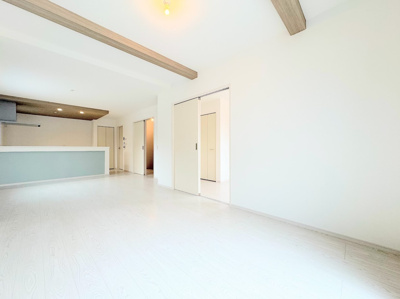 【居間・リビング】 | ◇◆横浜市青葉区若草台2期_1号棟◆◇ | ◆ご家族の会話がはずむ、開放的なＬＤＫです。休日はお陽さまの光をたっぷりととりこめるぽかぽかリビングで過ごしませんか？