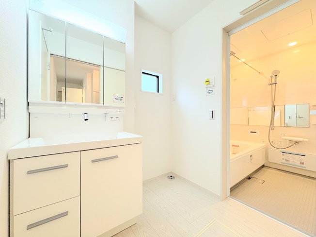 【独立洗面台】 | ◇◆横浜市青葉区若草台2期_1号棟◆◇ | ◆毎日使う場所だから、機能的で使いやすさに配慮したパウダールーム。すっきりと使えるように収納も豊富にご用意しています。