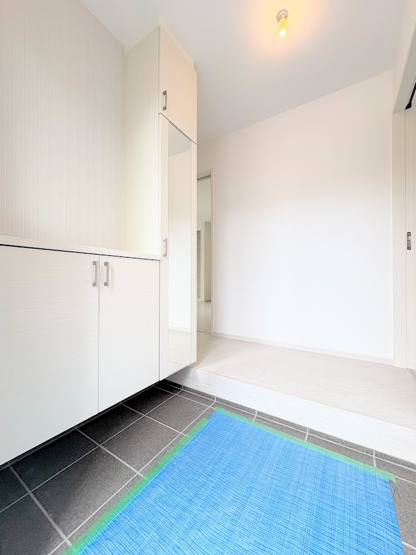 【玄関】 | ◇◆横浜市青葉区若草台2期_1号棟◆◇ | ◆光の渦が溢れた明るい玄関ホール。「おかえり」と「ただいま」が交差するお家の顔とも言える場所は爽やかで心地良い空間となっています。すっきり片付いた玄関で来客時にも自信が持てそう。