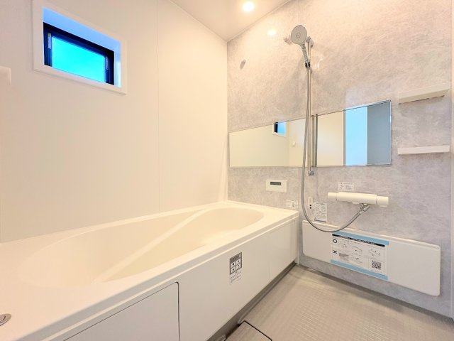 【浴室】 | ◇◆横浜市青葉区若草台2期_1号棟◆◇ | ◆モダンデザインの空間が気持ちよさを高めてくれるバスルーム。すっきりとした清潔感の中に都会的なセンスが感じられ、心身をリフレッシュできる寛ぎを深めてくれるスペースです。