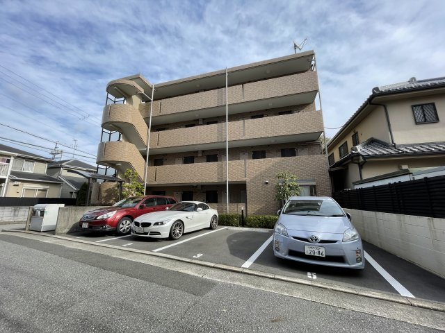 イースガーデンの駐車場