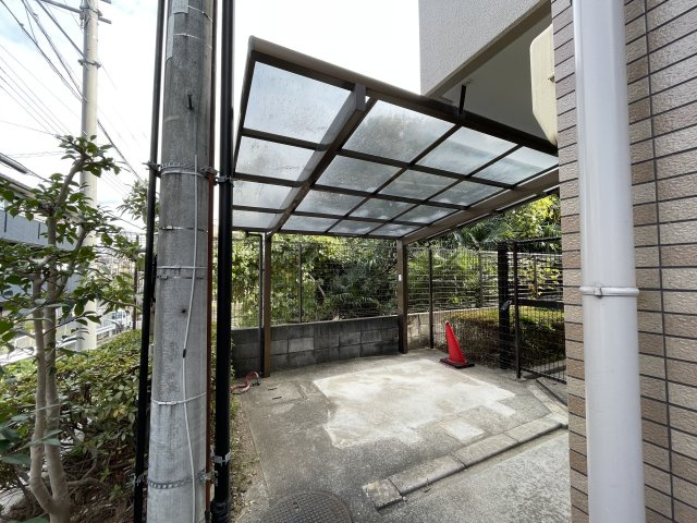 イースガーデンの駐車場