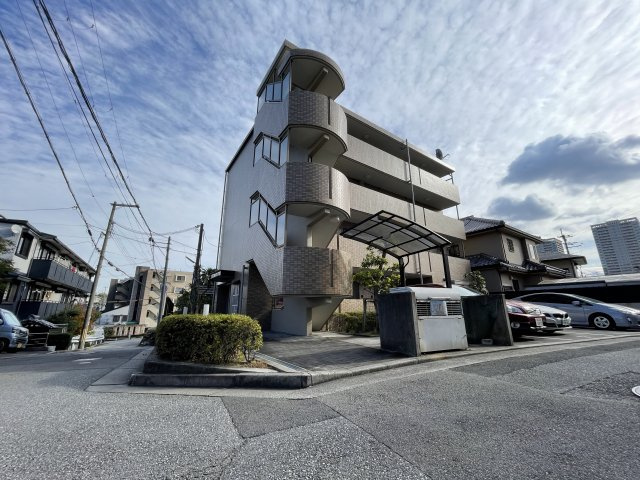 イースガーデンの駐車場