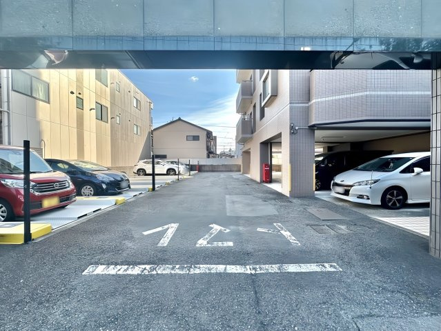 ダイアパレス覚王山の駐車場